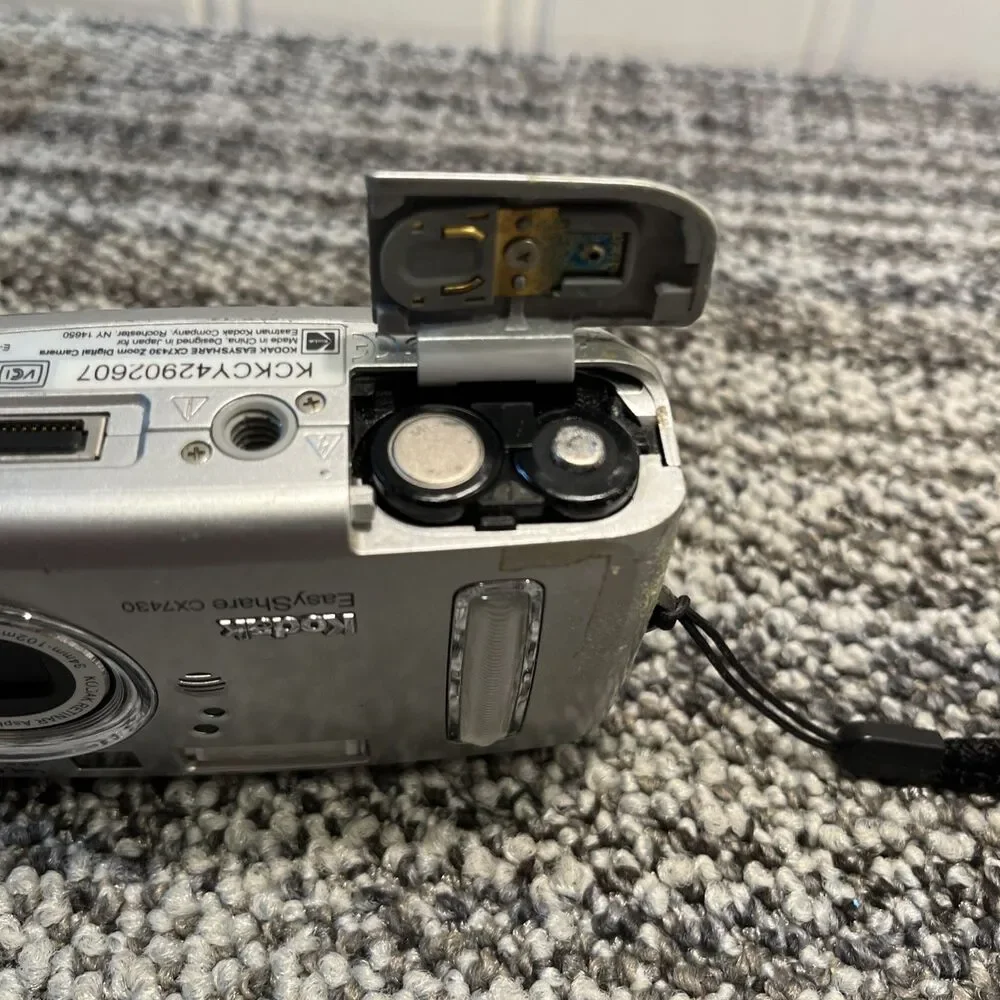 Kodak EasyShare CX7430 4.0 MP Digital Camera Silver With Dock 6000 Charges Flaw